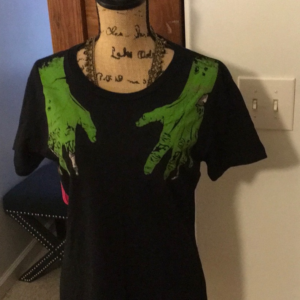 Zombie hands tee